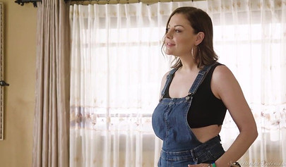 Kendra Spade and Sovereign Syre have an oral session on the living room couch