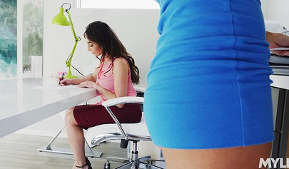 Leia Christiana and Emily Willis use their fingers to have some amazing lesbo action