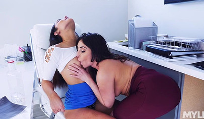 Leia Christiana and Emily Willis use their fingers to have some amazing lesbo action