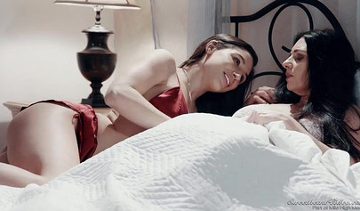 Teen chick seduces a MILF and uses a dildo to please her cougar lesbian pussy