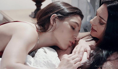 Teen chick seduces a MILF and uses a dildo to please her cougar lesbian pussy