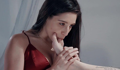 Teen chick seduces a MILF and uses a dildo to please her cougar lesbian pussy