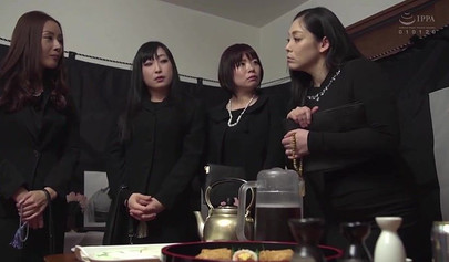 Mature woman sumo wrestles pale lesbian cuties and dominates their bodies hard