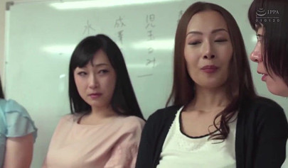 Mature woman sumo wrestles pale lesbian cuties and dominates their bodies hard