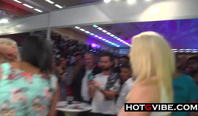 Curvy lesbians are enjoying squirting and groupsex orgy as everyone is watching