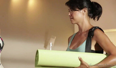 MILF lesbians start by kissing before they finger each other and cum strong