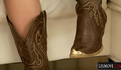 Hot kisses and pussy licking from horny teens