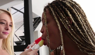 Blonde and ebony make love in bed and enjoy it