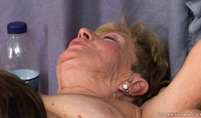 Busty girl tribbing with mature lady on the floor