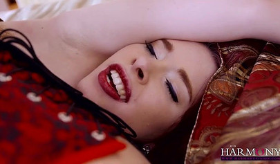 Glamourous babes enjoy lesbian threesome in bed