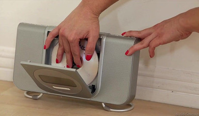 Babe écarte les jambes et se fait ensuite lécher sa chatte serrée par sa copine
