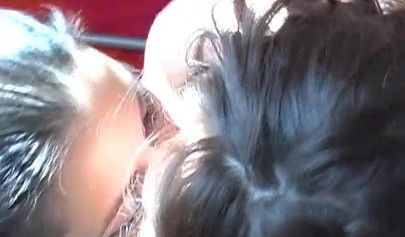 Dos atractivas lesbianas aficionadas se provocan mutuamente antes de disfrutar de un erótico sesenta y nueve.