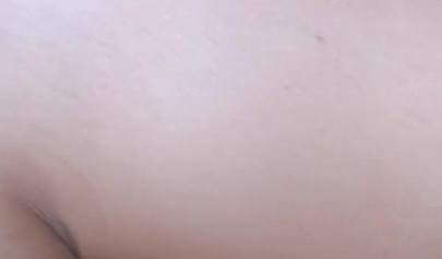 Dos atractivas lesbianas aficionadas se provocan mutuamente antes de disfrutar de un erótico sesenta y nueve.