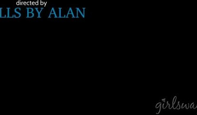 Morena exuberante adora fazer sexo lésbico erótico e pervertido com sua namorada loira.