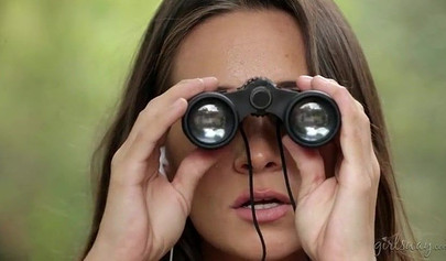 Morena exuberante adora fazer sexo lésbico erótico e pervertido com sua namorada loira.