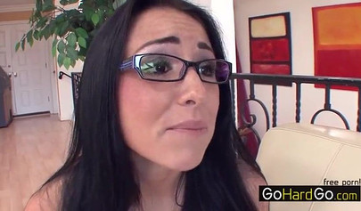 Экзотическая темнокожая лесбиянка соблазняет белокурую брюнетку на страстный и развратный лесбийский секс.