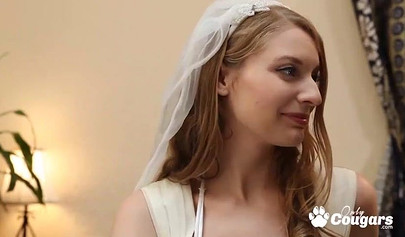 Ela e Nikki Darling consumam seu casamento com um dedo no ânus.