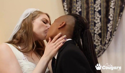 Ela e Nikki Darling consumam seu casamento com um dedo no ânus.