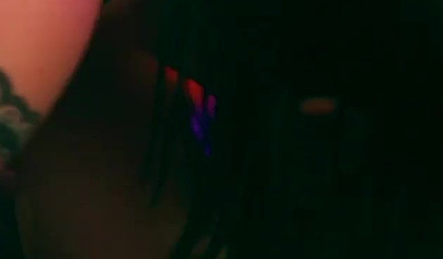 哥特女同性恋者妮基·哈茨和夏洛特·萨特