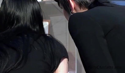 哥特女同性恋者妮基·哈茨和夏洛特·萨特