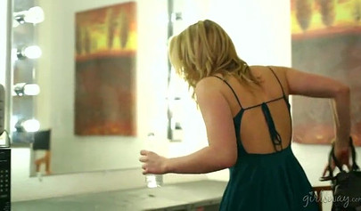 金髪のレズビアン美女ミア・マルコバがサマンサ・ローンとフェイシャルシッティングセッションを行う