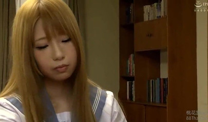 Genç Asyalı kız, lezbiyen öğretmeni tarafından straponla taciz edilerek kontrol altına alınıyor.