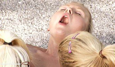 Молодые лесбиянки проводят день на солнышке, занимаясь жестким фистингом.