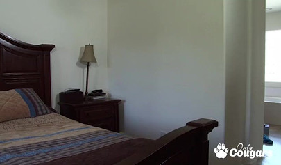 Лесбийские MILF и юные Кенна Кейн и Юки Мори предаются глубокому ласкам вагины.