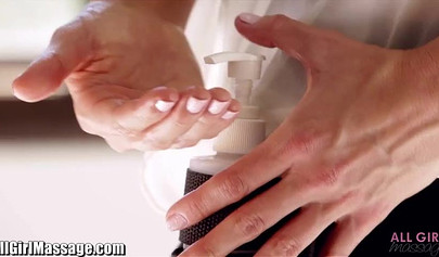 Lésbicas loiras e morenas curtem sexo oral e fricção durante a massagem.