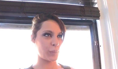 Ruiva lésbica explora a vagina da sua amante usando os dedos para fazê-la ter orgasmos.