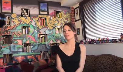 Ruiva lésbica explora a vagina da sua amante usando os dedos para fazê-la ter orgasmos.