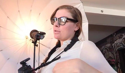 Ruiva lésbica explora a vagina da sua amante usando os dedos para fazê-la ter orgasmos.