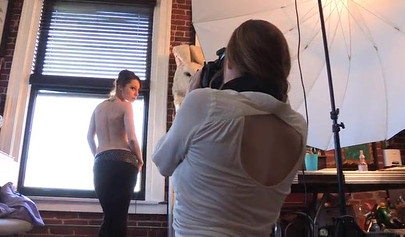 Ruiva lésbica explora a vagina da sua amante usando os dedos para fazê-la ter orgasmos.