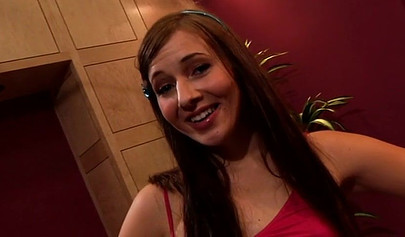 棕发女郎和她的女同性恋朋友在客厅沙发上玩得很开心。