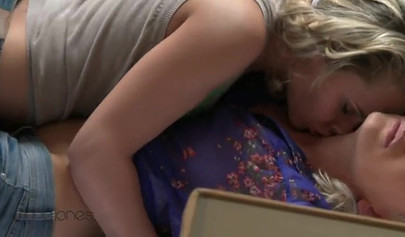 Две блондинки просто хотят целовать друг другу вагины и доставлять друг другу удовольствие.