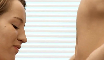 Duas lésbicas morenas e sensuais se provocam e se lambem antes de chuparem e usarem vibradores.