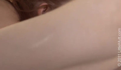 Lésbicas morena e ruiva se provocam antes de usarem um strap-on para uma foda intensa.