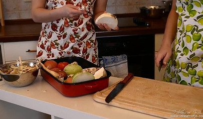 Due splendide lesbiche si eccitano l'una per l'altra in cucina e finiscono per scopare duramente