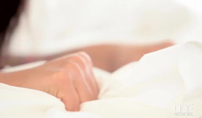 Glamouröse Europäerinnen benutzen verschiedene Dildos für heißen und perversen Lesbensex.