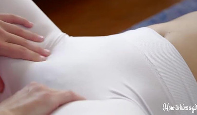 Geile, zierliche Teenagerinnen fangen an, Sport zu treiben, landen aber schließlich bei feuchtem und sinnlichem Lesbensex.