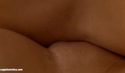Questo tipo di rapporto sessuale lesbico sembra essere più che desiderabile in questo scenario