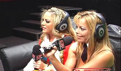 Una emisora de radio se pone picante al emitir en directo a dos lesbianas gimiendo mientras tienen sexo.
