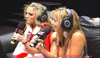 Una emisora de radio se pone picante al emitir en directo a dos lesbianas gimiendo mientras tienen sexo.