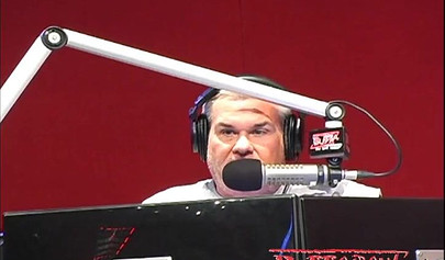 Una emisora de radio se pone picante al emitir en directo a dos lesbianas gimiendo mientras tienen sexo.