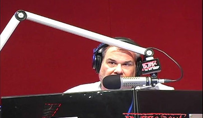 Una emisora de radio se pone picante al emitir en directo a dos lesbianas gimiendo mientras tienen sexo.