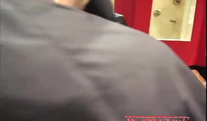 Una emisora de radio se pone picante al emitir en directo a dos lesbianas gimiendo mientras tienen sexo.