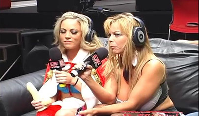Una emisora de radio se pone picante al emitir en directo a dos lesbianas gimiendo mientras tienen sexo.
