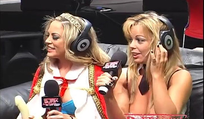 Una emisora de radio se pone picante al emitir en directo a dos lesbianas gimiendo mientras tienen sexo.