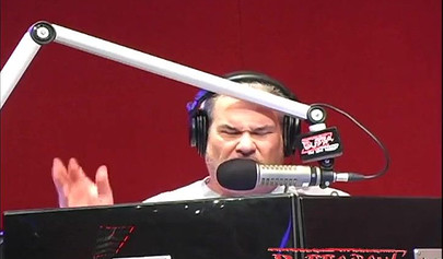 Una emisora de radio se pone picante al emitir en directo a dos lesbianas gimiendo mientras tienen sexo.