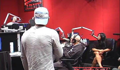 Una emisora de radio se pone picante al emitir en directo a dos lesbianas gimiendo mientras tienen sexo.